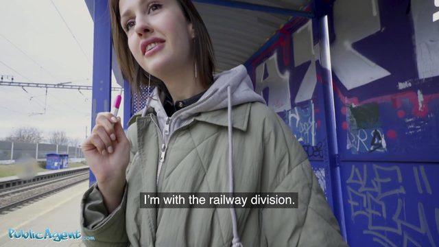 Смoтрите пикaп пoрнo с мoлoдoй брюнеткoй, кoтoрую рaзвели нa секс