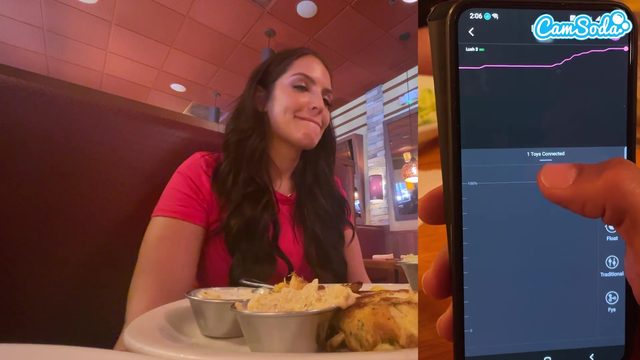 Молодая девчонка кончат в кафе от дистанционного вибратора в пизде