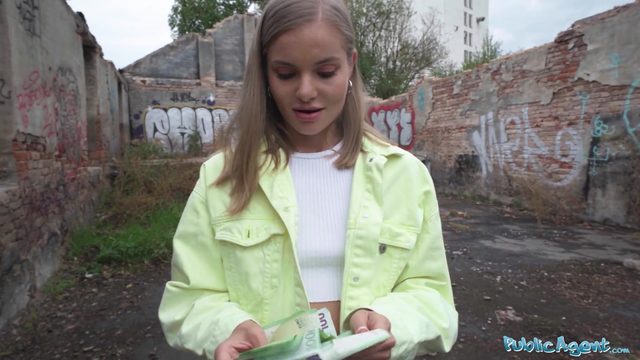 Заплатил девушке с красивой фигуркой, чтобы трусики сняла и в киску дала