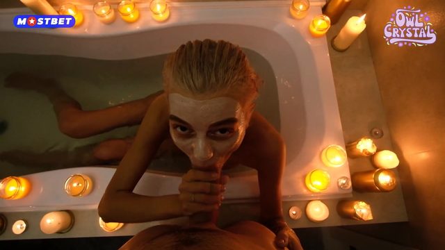 Сводная сестра помогла мне кончить, когда я шпионил за ней в ванной