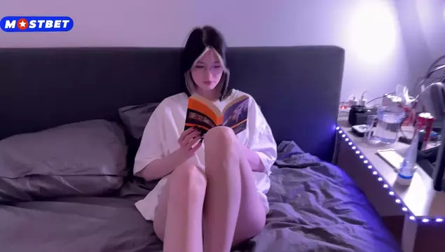 Отвлек соседку по квартире от книги и выебал в пизду