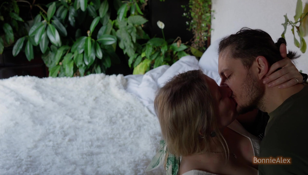 Мы так громко трахаемся, что нам завидуют все соседи