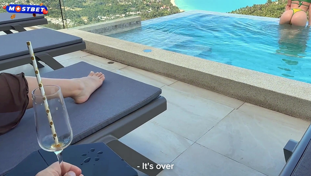 Чувак пялит грудастую барменшу, пока нет клиентов