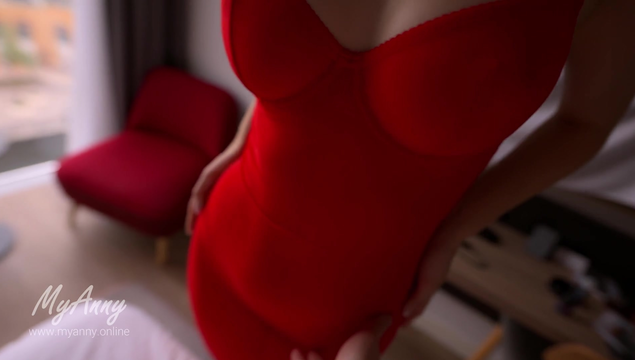 Подруга надела красное обтягивающее платье и соблазнила на секс