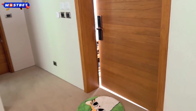 Рыжеволосая разносчица пиццы не отказалась от жесткого секса