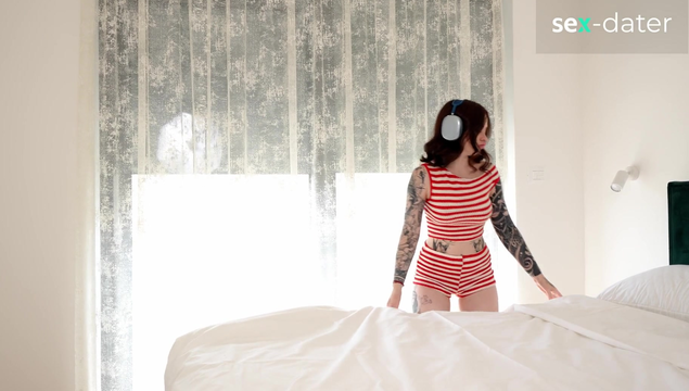 Фигуристая милашка изучает со своим соседом новые позы для секса