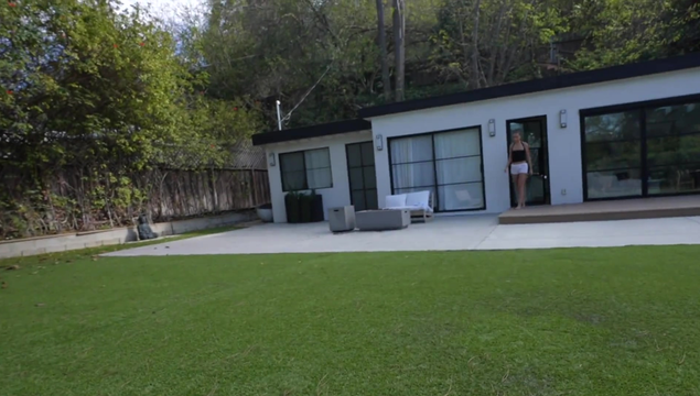 Сводная сестра загорает голышом перед братом и соблазняет его на инцест секс