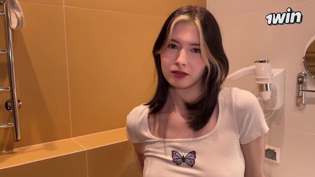 Русский инцест секс со сводной сестрой в ванной комнате за новенький костюм