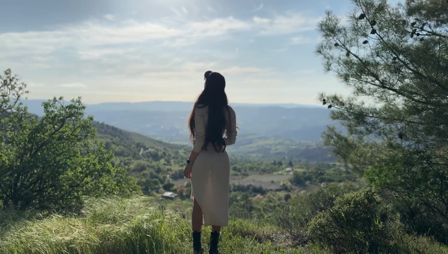 Здесь на горе открывается такой классный вид – ну, как не трахнуть подругу с красивой попкой