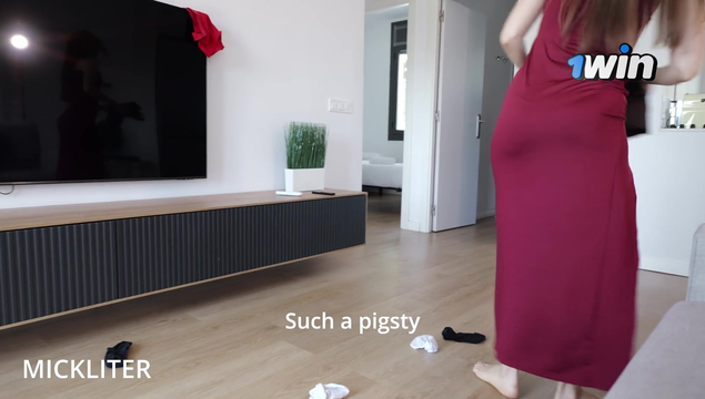 Отвлек милашку MickLiter от уборки и угостил своим вкусным членом