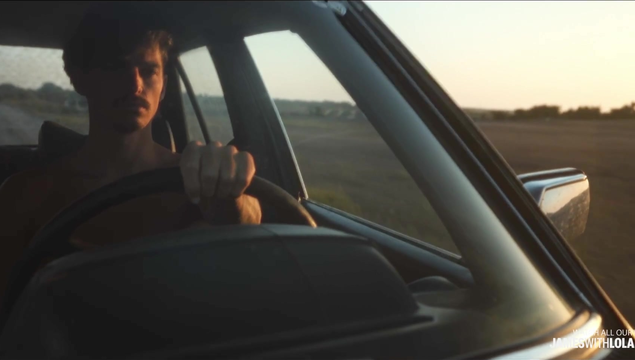 Молодая блондинка разделась и отдалась парню на заднем сиденье в машине