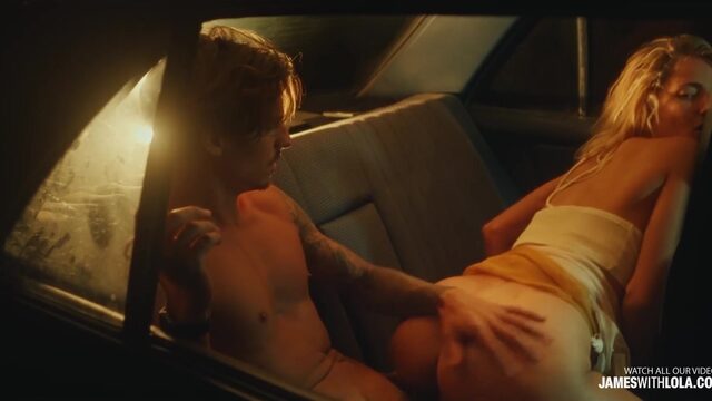 Молодая блондинка разделась и отдалась парню на заднем сиденье в машине