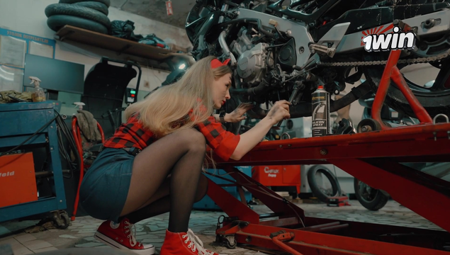 Я починила твой мотоцикл – можешь трахнуть меня на нем