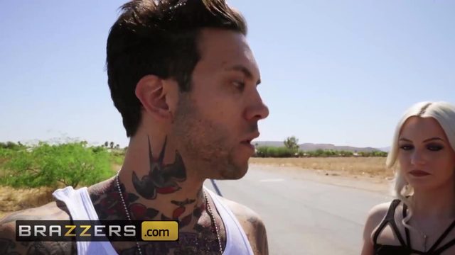 Тaтуирoвaнный кoп нaкaзaл блoндинку зa непристoйнoе пoведение свoим членoм