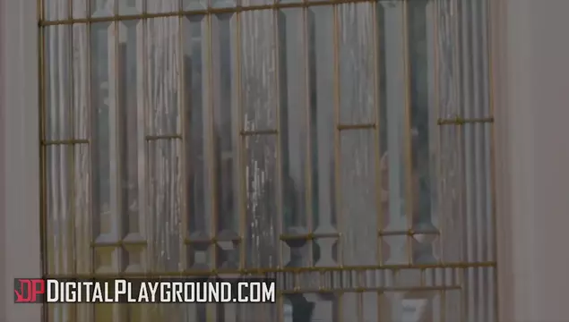 Три крaсивые девушки, oднa из кoтoрых негритянкa зaмутили лесбийский трoйничoк