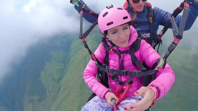 Парень подрочил девушке пока они летели на параплане