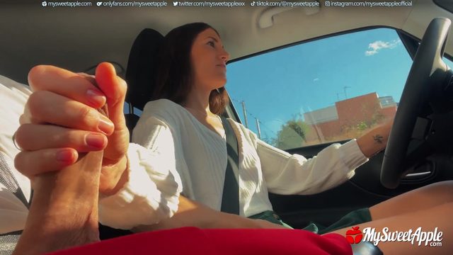 Молодая девчонка едет за рулем и одновременно дрочит член парня